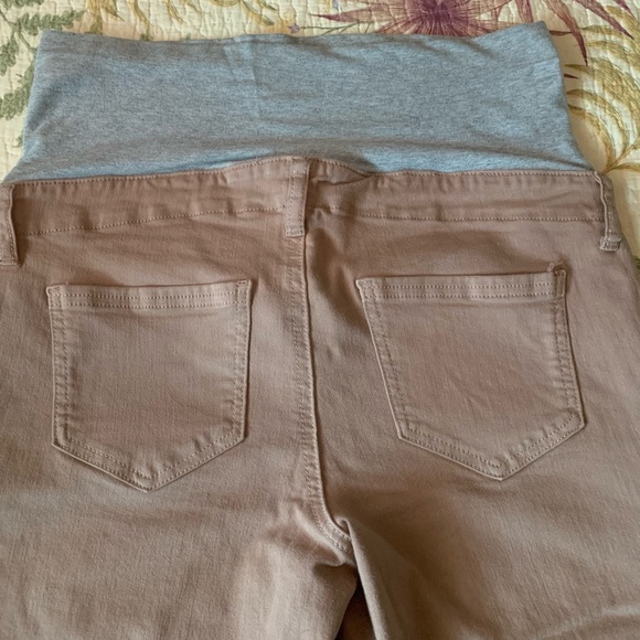 🔥 2/$50 🔥 Thyme Maternity Tan Capris - Picture 3 of 4
